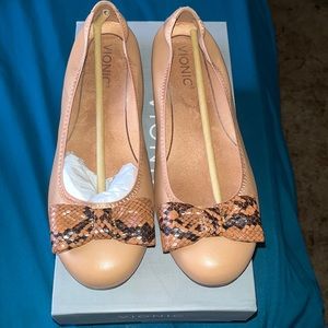 Vionic Zelda NPA flat size 7, color Macaroon